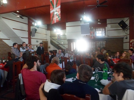 El presidente de FEVA, Hugo Andiazabal, saludando al conjunto de los participantes de los talleres de Cañuelas (foto EE)